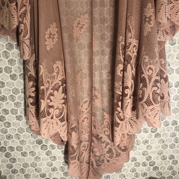 Francesca’s Pink Lace Kimono - Picture 3 of 6